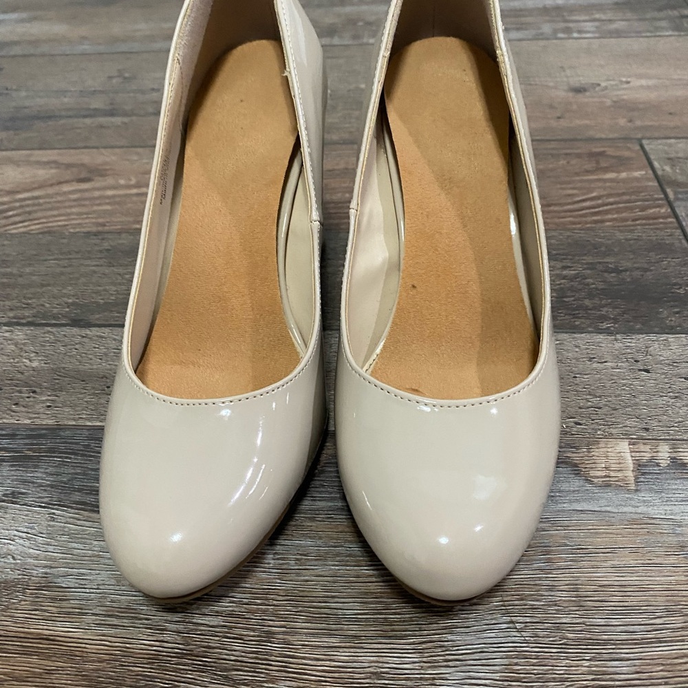 🌟🌟 2/$10 🌟🌟 Patent Faux Leather Tan Round Toe Block Heel Pumps - Picture 3 of 13